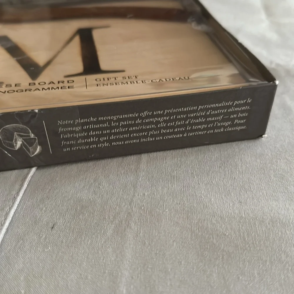 Williams Sonoma - “M” Monogrammed Cheeseboard - Gift Set